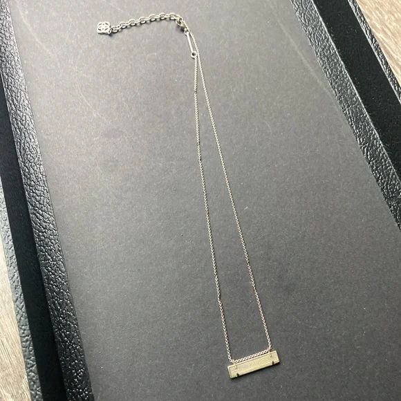 Kendra Scott necklace and earrings set with bag - Picture 11 of 11